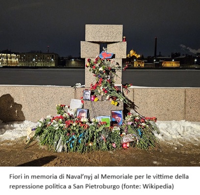 Fiori in memoria di Naval’nyj al Memoriale per le vittime della repressione politica a San Pietroburgo (fonte: Wikipedia)